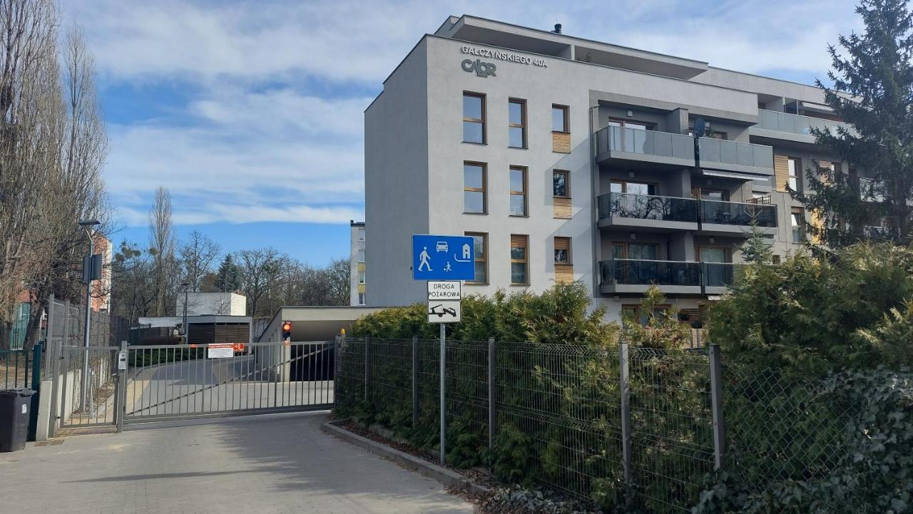 Robinia Z Miejscem Parkingowym *